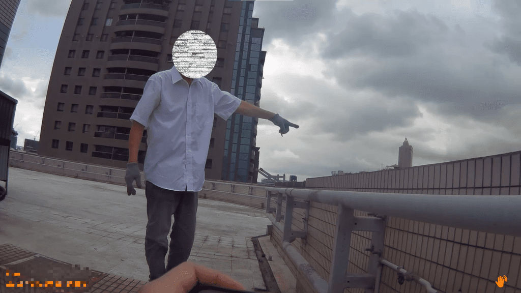 高樓驚魂！老翁揮衣求救　警急奔頂樓解鎖「人質烏龍」