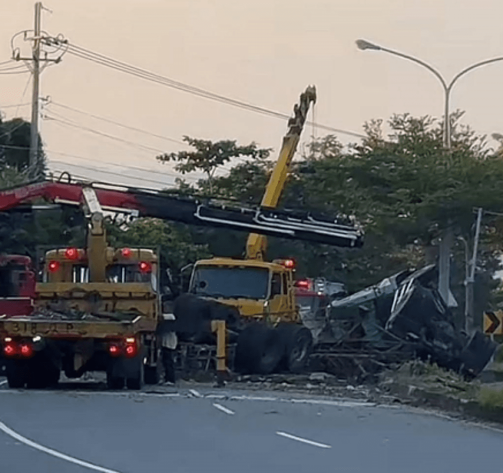 台1線聯結車自撞翻覆！　雙向交通一度中斷駕駛受傷