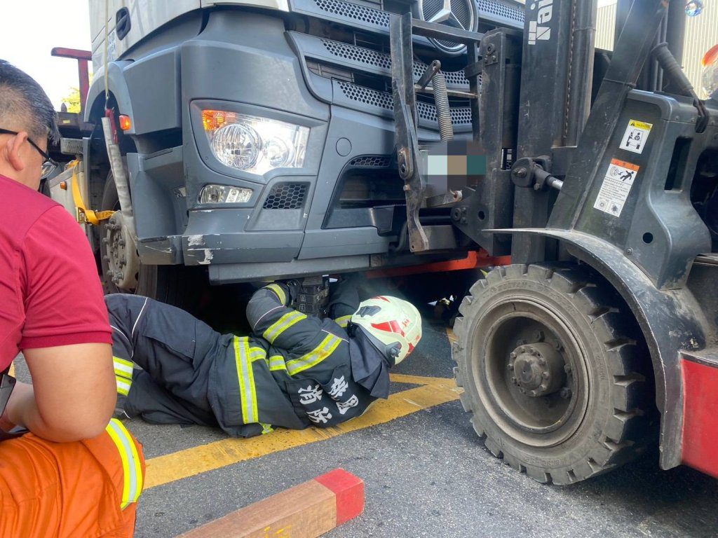 直擊桃園大園死亡車禍現場!拖板車疑起步未注意 7旬婦遭輾輪下身亡 直擊桃園大園死亡車禍現場!拖板車疑起步未注意 7旬婦遭輾輪下身亡