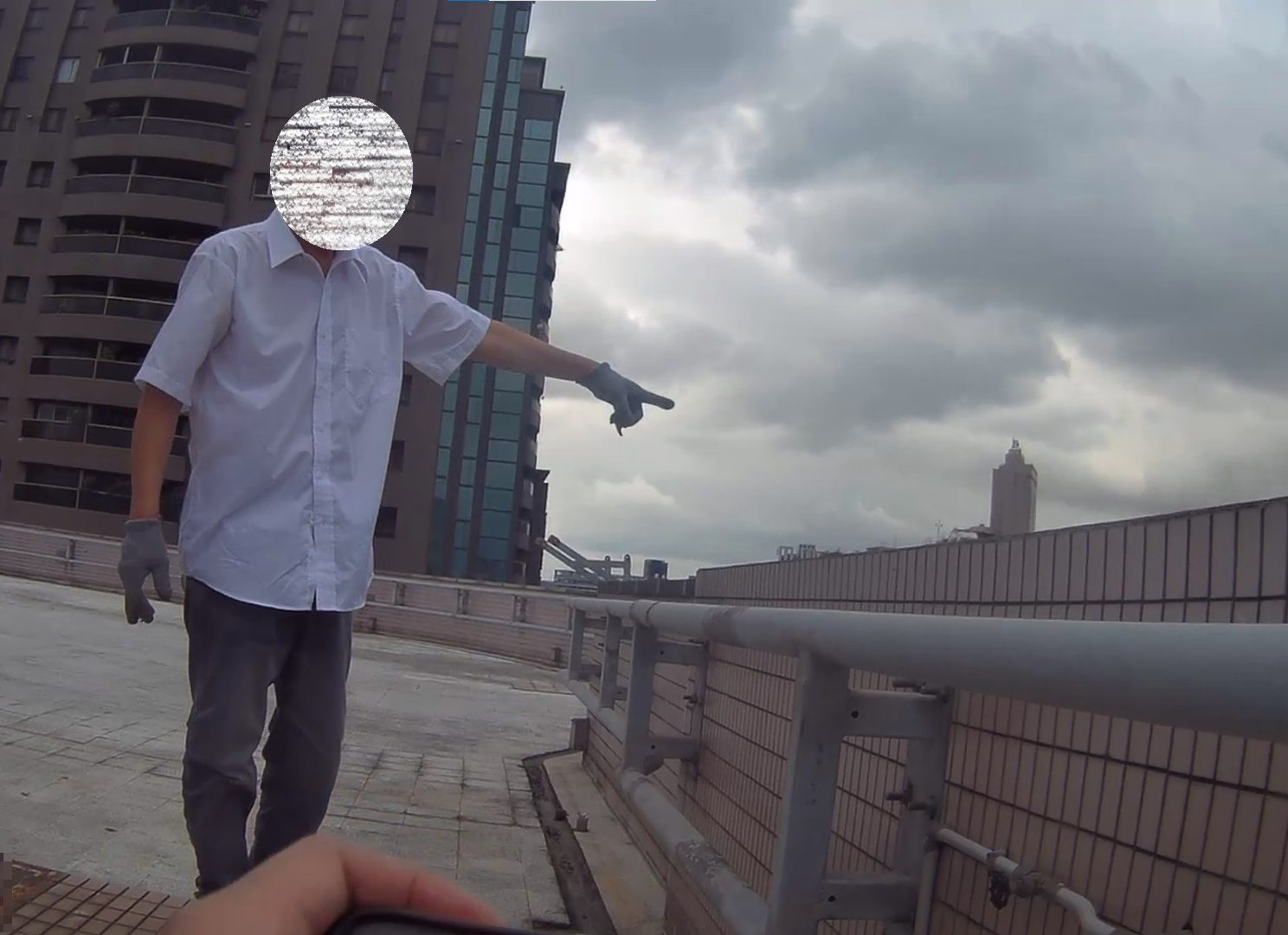 老翁頂樓揮舞衣服求救 女警速衝赫知竟是烏龍 老翁頂樓揮舞衣服求救 女警速衝赫知竟是烏龍