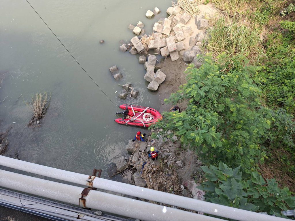 嘉義六腳鄉女子落水失蹤! 消防隊員搜尋中 嘉義六腳鄉女子落水失蹤! 消防隊員搜尋中