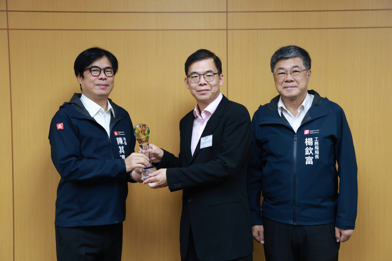 高雄114年優良公寓大廈18棟獲獎 陳其邁表揚勉勵提升居住品質 高雄114年優良公寓大廈18棟獲獎 陳其邁表揚勉勵提升居住品質