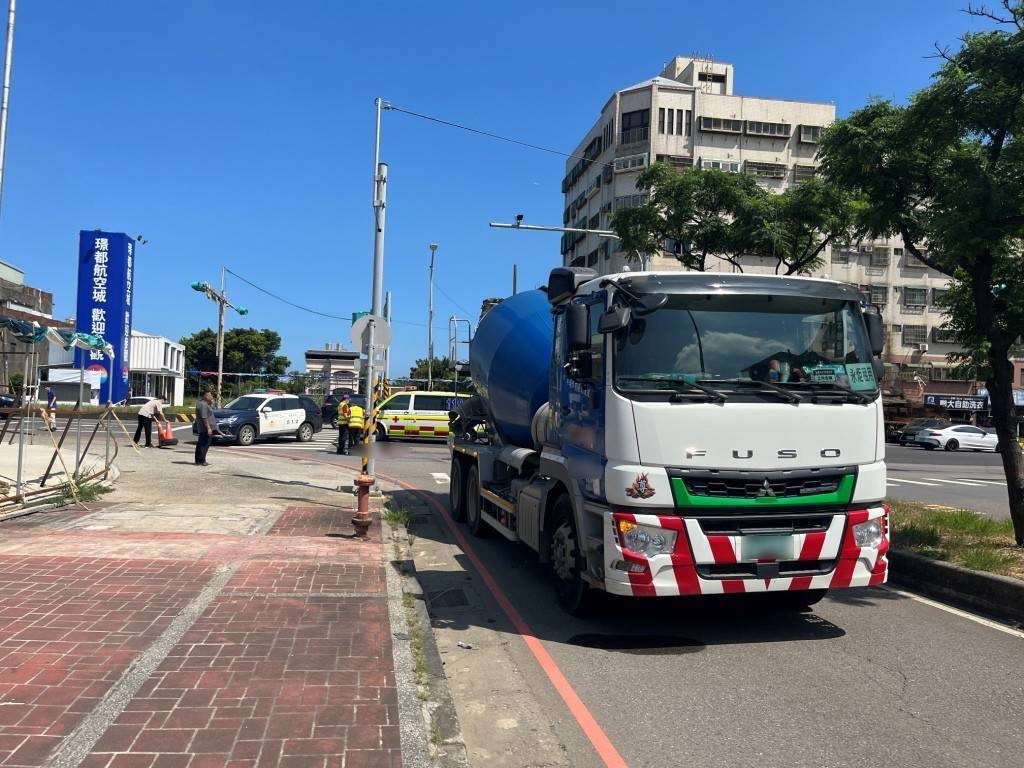 桃園大園1日2起死亡車禍!預拌車右轉撞單車騎士捲車底身亡 桃園大園1日2起死亡車禍!預拌車右轉撞單車騎士捲車底身亡