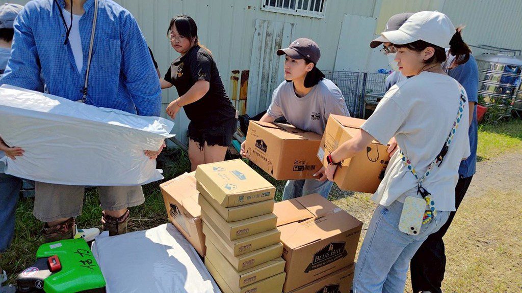 柴犬聯盟送暖 倍力響應捐糧助淹水狗園