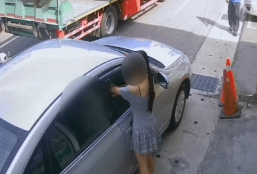 買提神飲料用千元偽鈔店員誤收自責 警迅速追緝到案她笑了 買提神飲料用千元偽鈔店員誤收自責 警迅速追緝到案她笑了