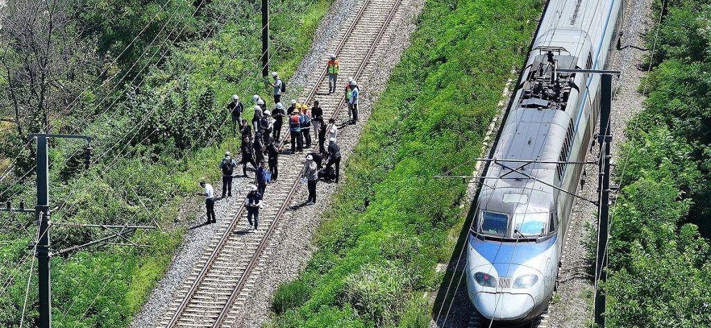 南韓「無窮花號」列車撞上鐵道工人!京釜線驚悚事故釀2死5傷 南韓「無窮花號」列車撞上鐵道工人!京釜線驚悚事故釀2死5傷