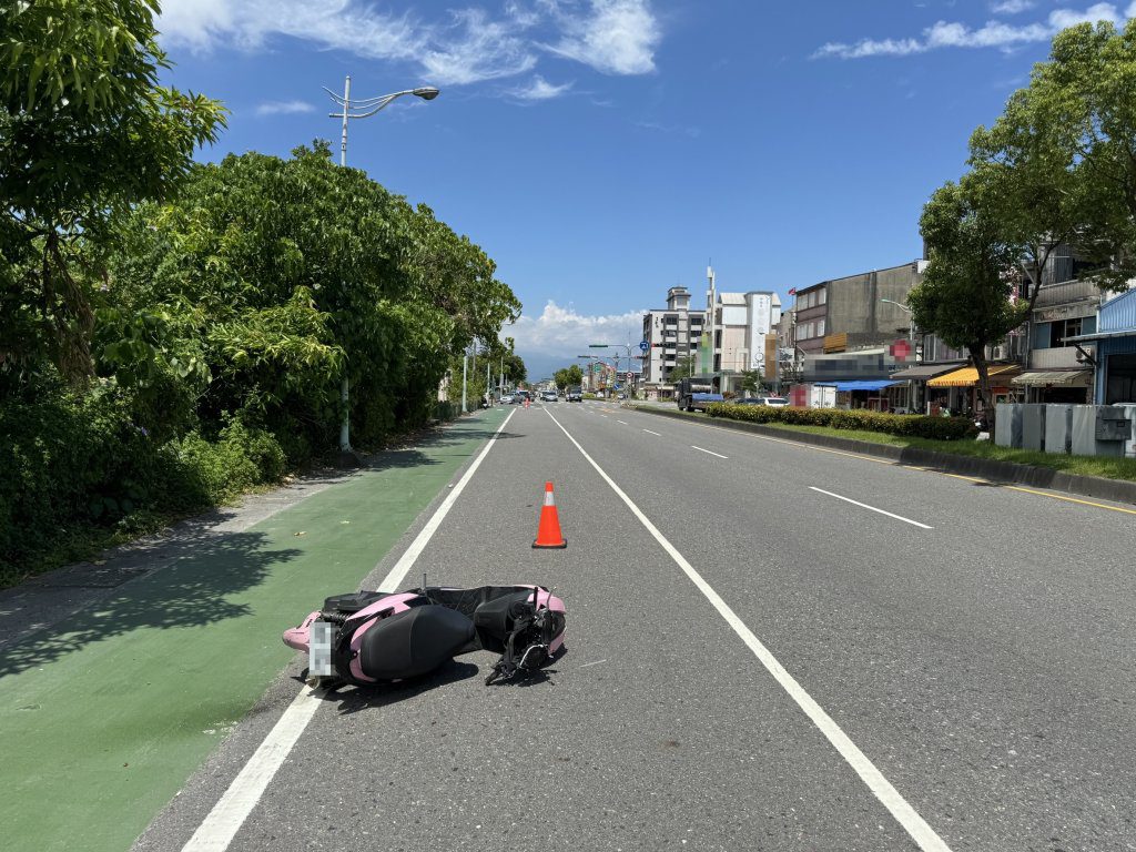 撞擊瞬間曝光！宜蘭冬山女騎士路口擦撞右轉車輛　連人帶車滑行近80公尺傷重慘死
