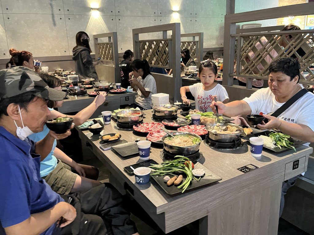 二林暖居私藏鍋物招待50位家扶親子享用火鍋饗宴