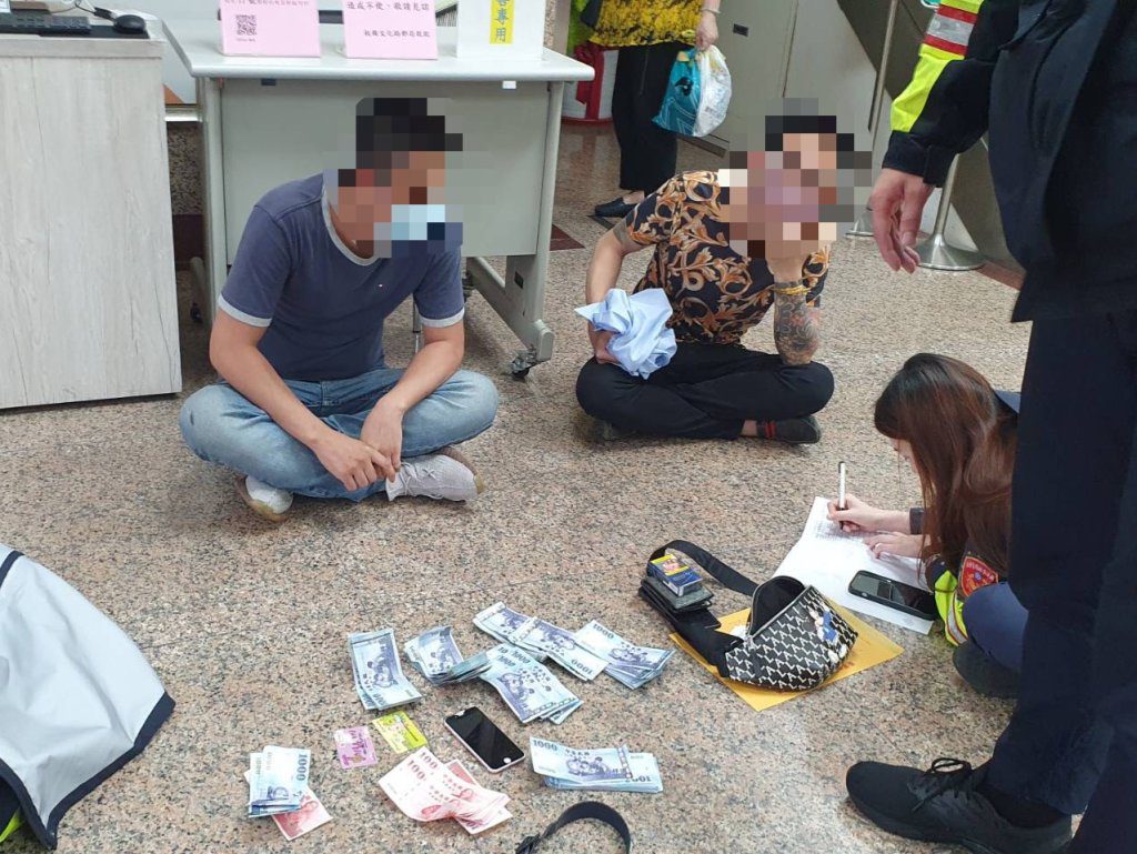 退而不休！散步經過郵局提款機發現異常　退休警報警逮2詐團車手