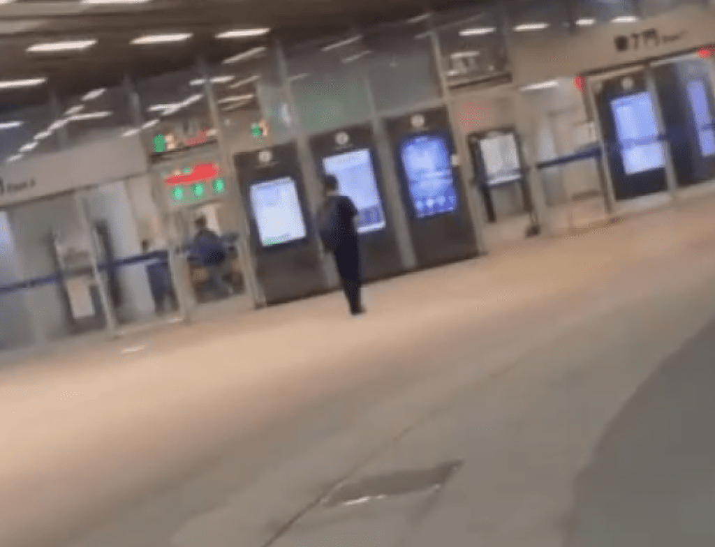 高雄捷運站男子持美工刀趴趴走！　情侶發現報警查獲