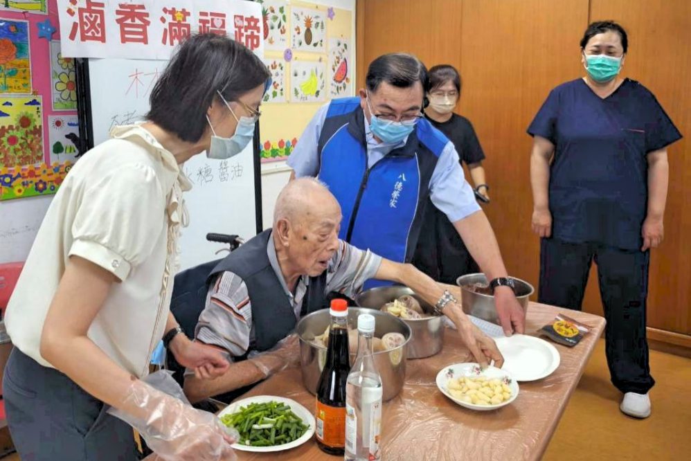 以食會友、以情暖心 八德榮家美食之旅圓夢住民長輩重拾烹飪樂趣 以食會友、以情暖心 八德榮家美食之旅圓夢住民長輩重拾烹飪樂趣