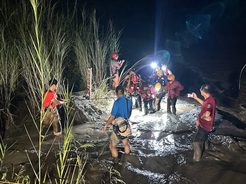 快訊/台南63歲婦巡田水受困!便橋遭暴漲溪淹沒 警消急救援 快訊/台南63歲婦巡田水受困!便橋遭暴漲溪淹沒 警消急救援