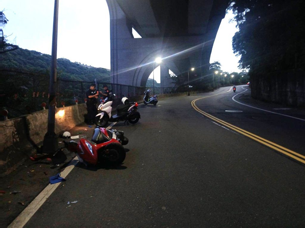 新北8旬翁不明原因自撞燈桿　疑下坡彎道失控釀死劫