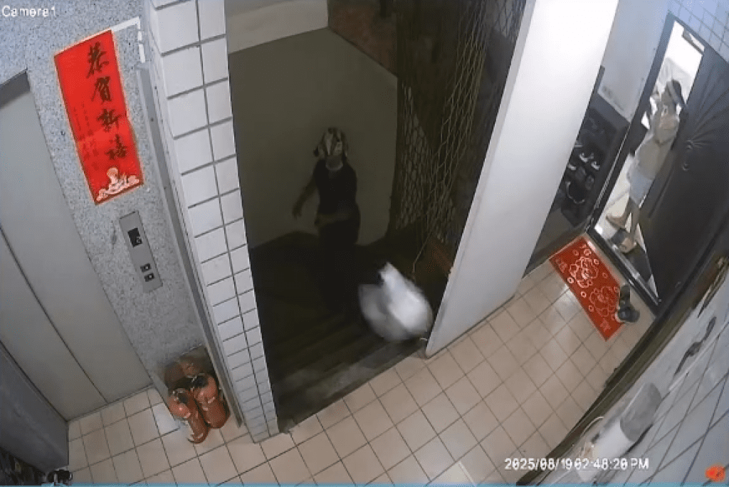 影／您的餐點飛過來了！外送員上2樓直接用丟的　民眾怒PO監視器報警