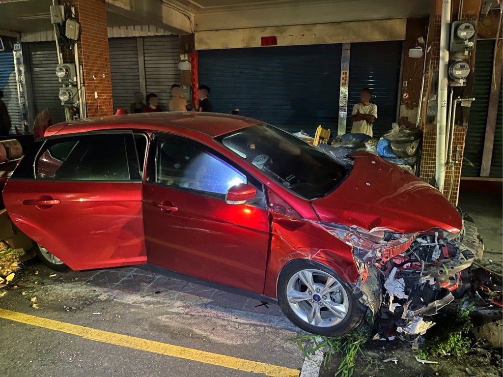 高雄醉女撞車！稱「不敢下車」跟警僵持半小時