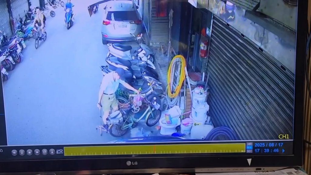 影/拄拐杖偷腳踏車!萬華阿伯看沒上鎖直接騎走 網友酸:殘而不廢 影/拄拐杖偷腳踏車!萬華阿伯看沒上鎖直接騎走 網友酸:殘而不廢