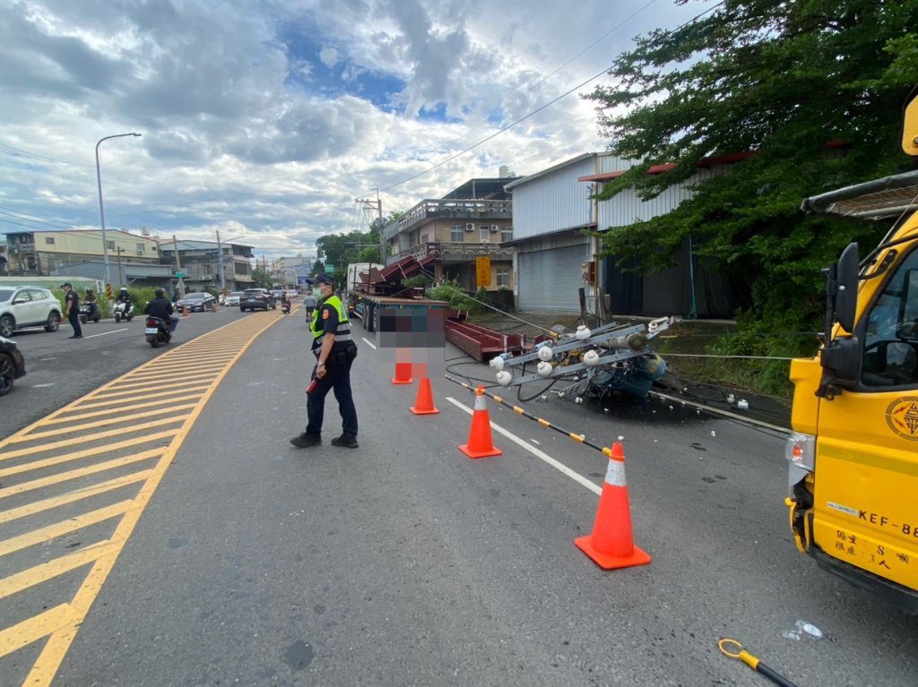 上班族怒吼!大貨車清晨燕巢掉貨 電線桿倒塌害塞車 駕駛恐吞1.8萬罰單 上班族怒吼!大貨車清晨燕巢掉貨 電線桿倒塌害塞車 駕駛恐吞1.8萬罰單