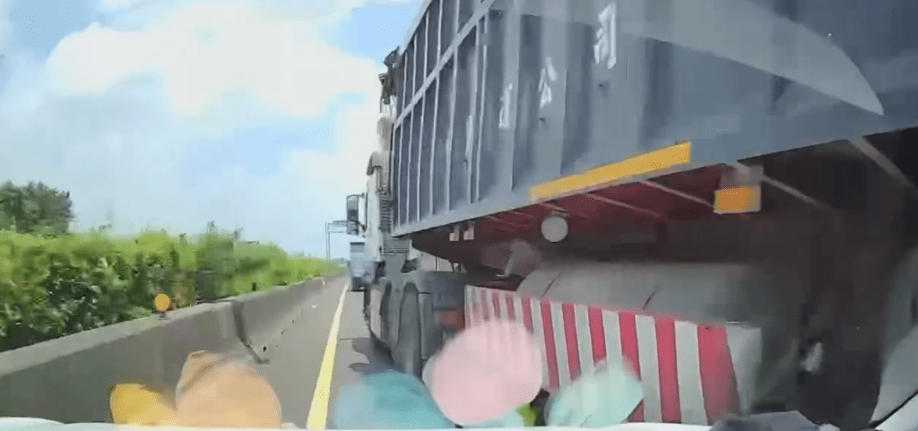 撿掉落打火機失控! 國道1號大貨車突切內側道撞自小客車 撿掉落打火機失控! 國道1號大貨車突切內側道撞自小客車