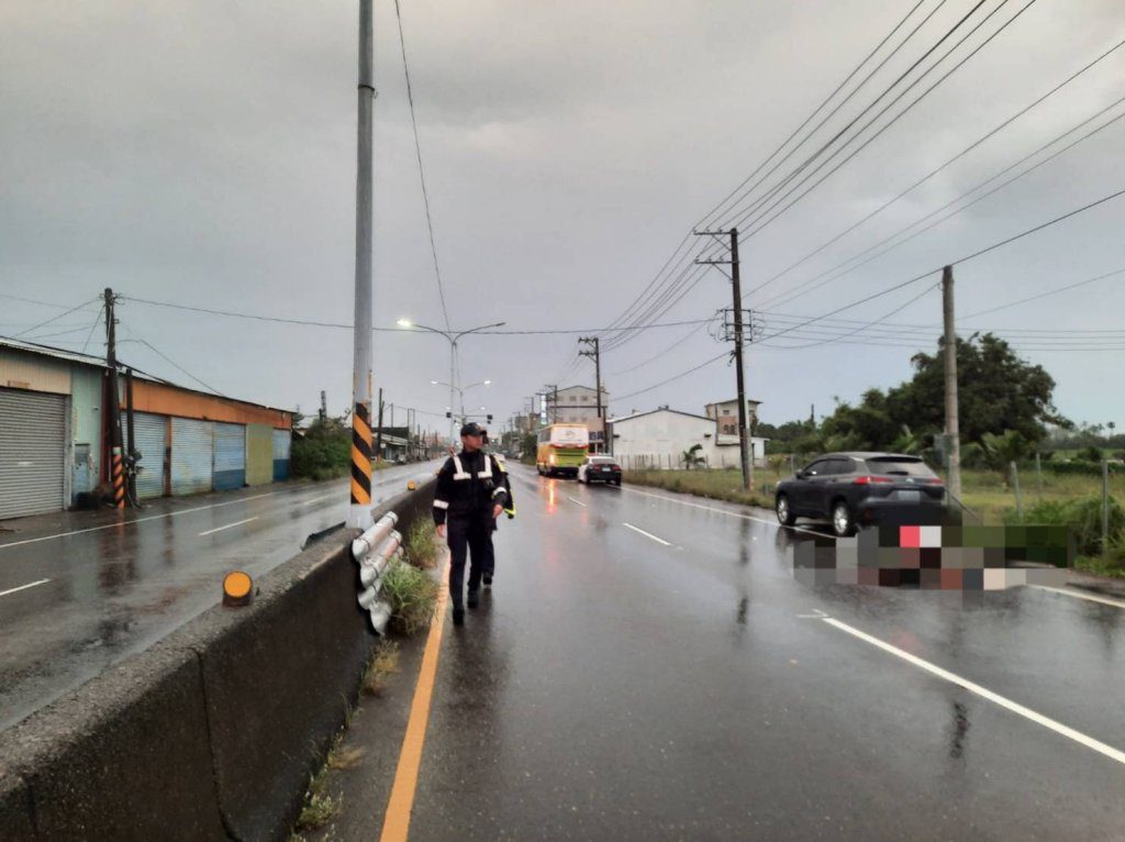 離奇! 為閃右側路邊車 騎士倒地竟遭同向遊覽車右後輪爆頭亡