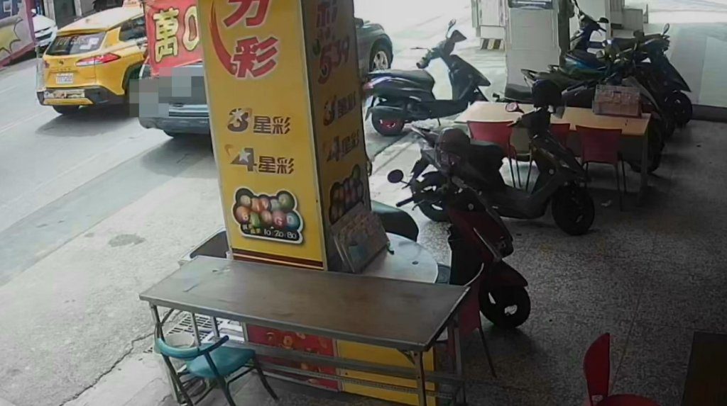 台中大連路小客車「碰倒機車就走」 監視器全程錄下! 台中大連路小客車「碰倒機車就走」 監視器全程錄下!