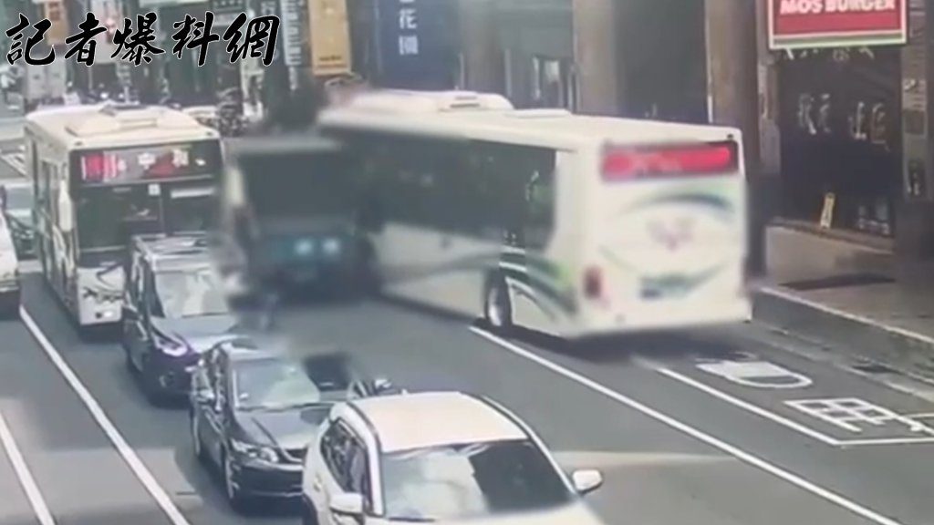 新莊小貨車擦撞路邊起步公車 波及對向同號次公車慘淪「夾心餅乾」 新莊小貨車擦撞路邊起步公車 波及對向同號次公車慘淪「夾心餅乾」