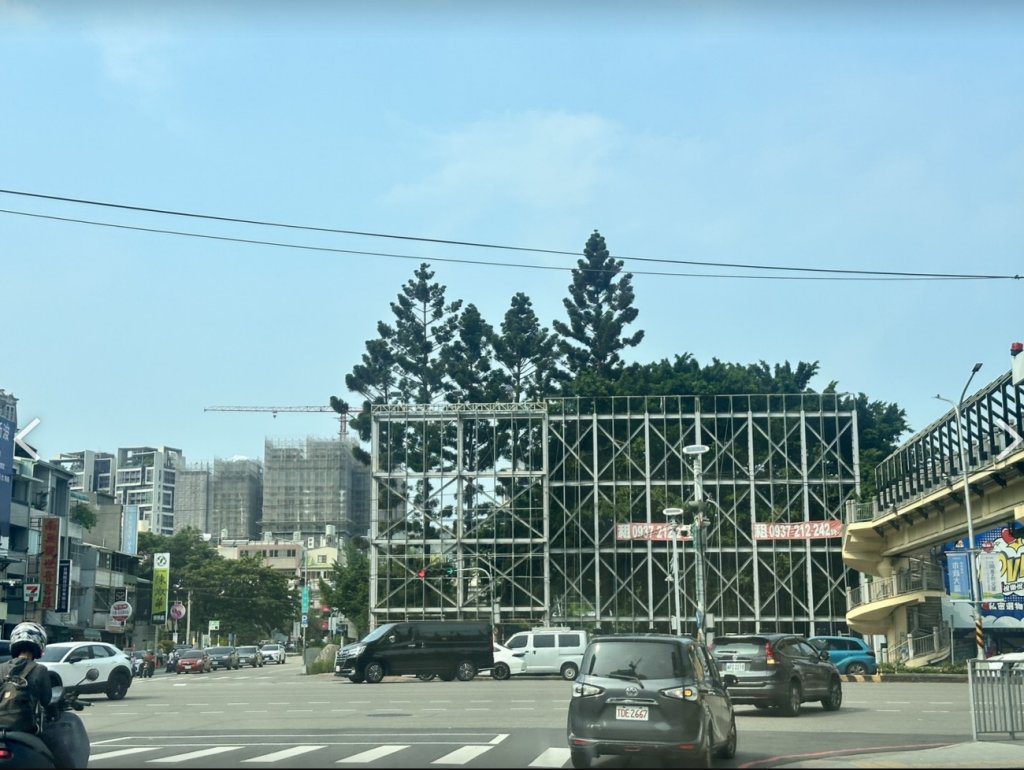 房市不景氣、黃金路口吹「寒風」 廣告月租近20萬空空如也