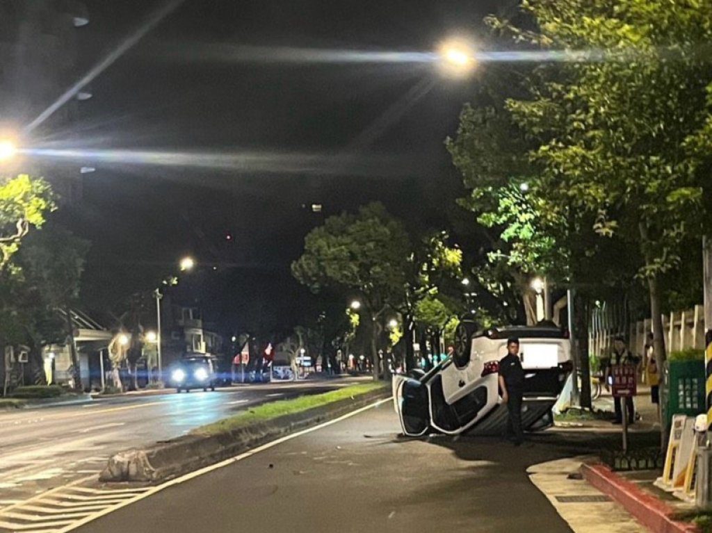 沒在看路？北市小客車自撞分隔島「烏龜翻」
