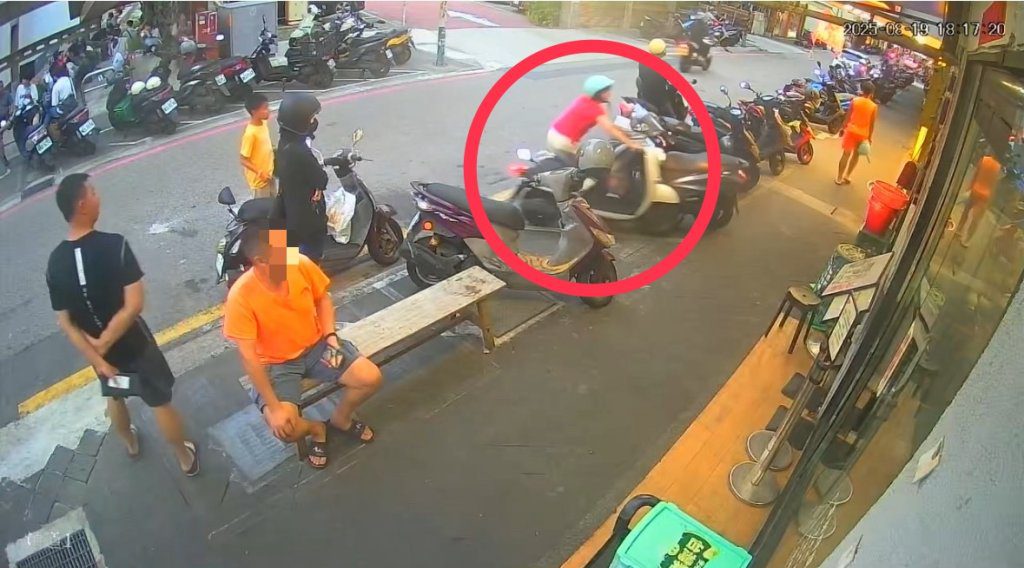 澎湖女騎士忘熄火！兩度牽車誤催油門暴衝 撞牆又撞車 橘衣男淡定看全程