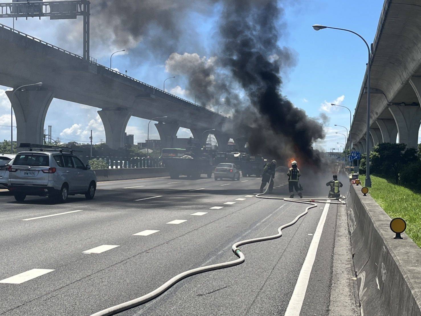 國1桃園段驚傳火燒車 3人緊急逃生保命