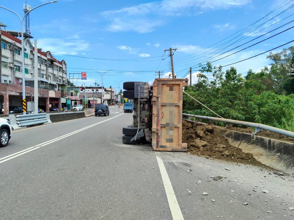 曳引車下國十嶺口交流道「翻覆90度」 駕駛受困慘叫  北上車道一度回堵