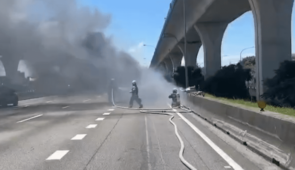 國道1號中壢服務區前火燒車！ 　車上3人急逃生