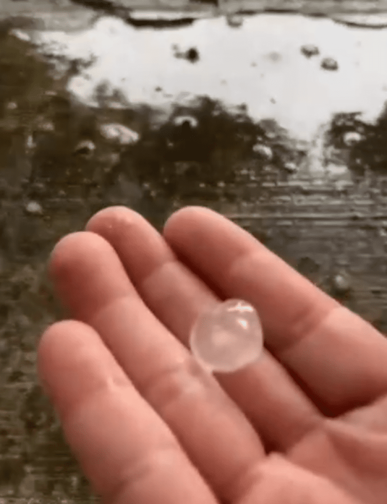 熱對雲系旺盛！ 　台中午後打雷下冰雹