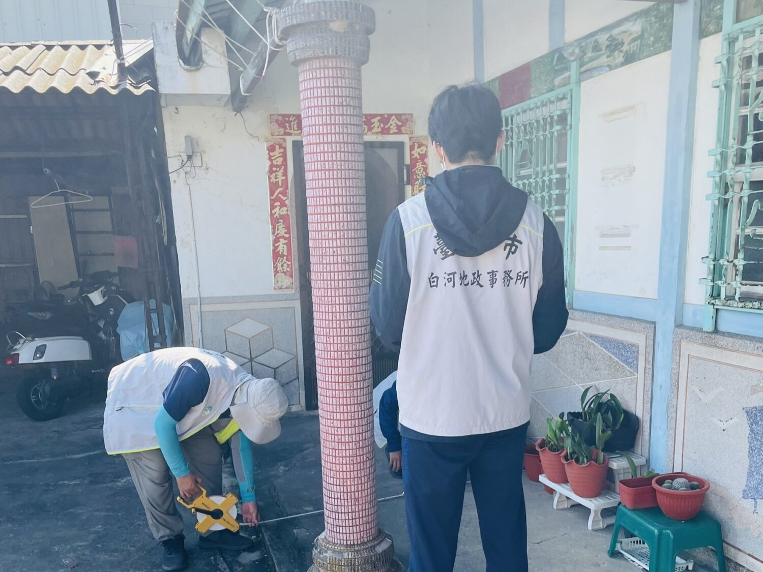 臺南地政局偕同地政事務所全力支援七股、新營公所實地勘測住屋毀損面積！