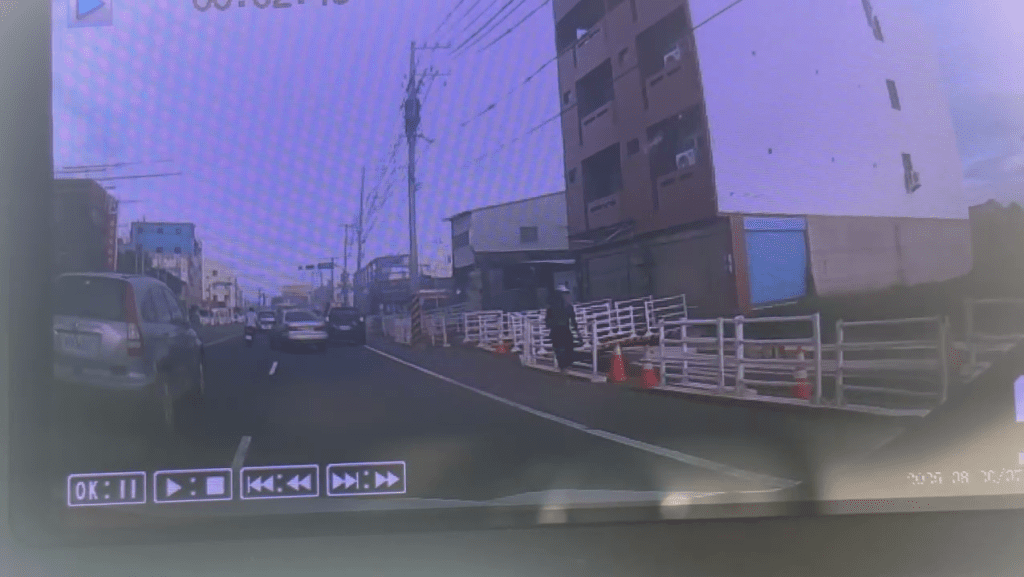 影／見警就跑！台南違停遇警「百米衝刺」棄車　車主喊冤：我也不懂他跑什麼