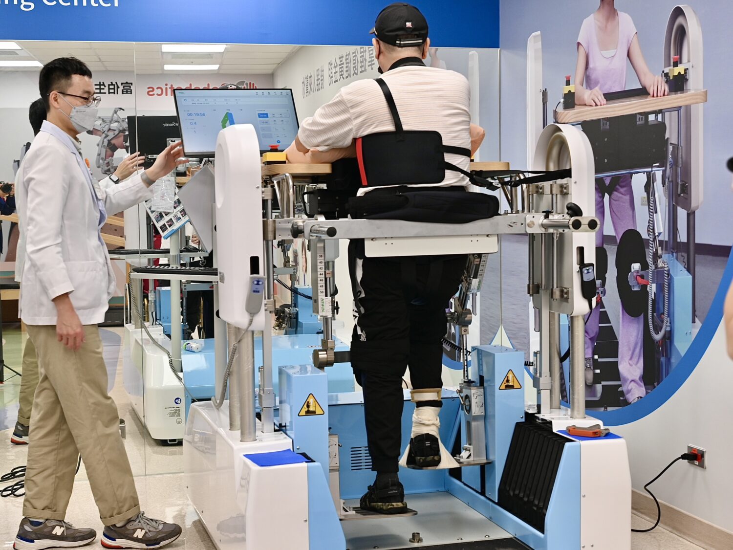 高醫岡山醫院智能機器人助攻 中風患者重拾行走希望 高醫岡山醫院智能機器人助攻 中風患者重拾行走希望