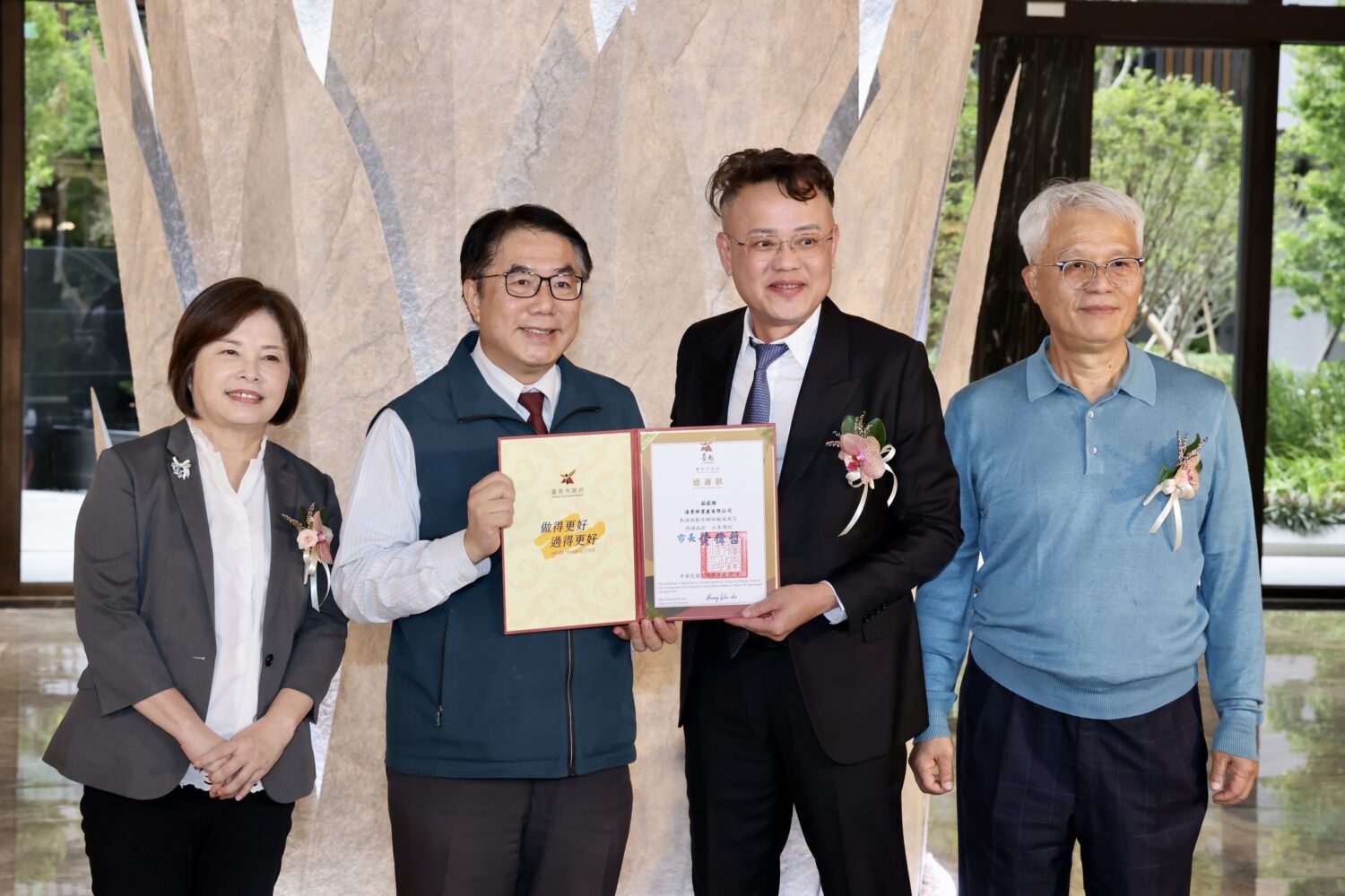 企業助台南賑災 黃偉哲感謝公私協力讓台南有愛 企業助台南賑災 黃偉哲感謝公私協力讓台南有愛