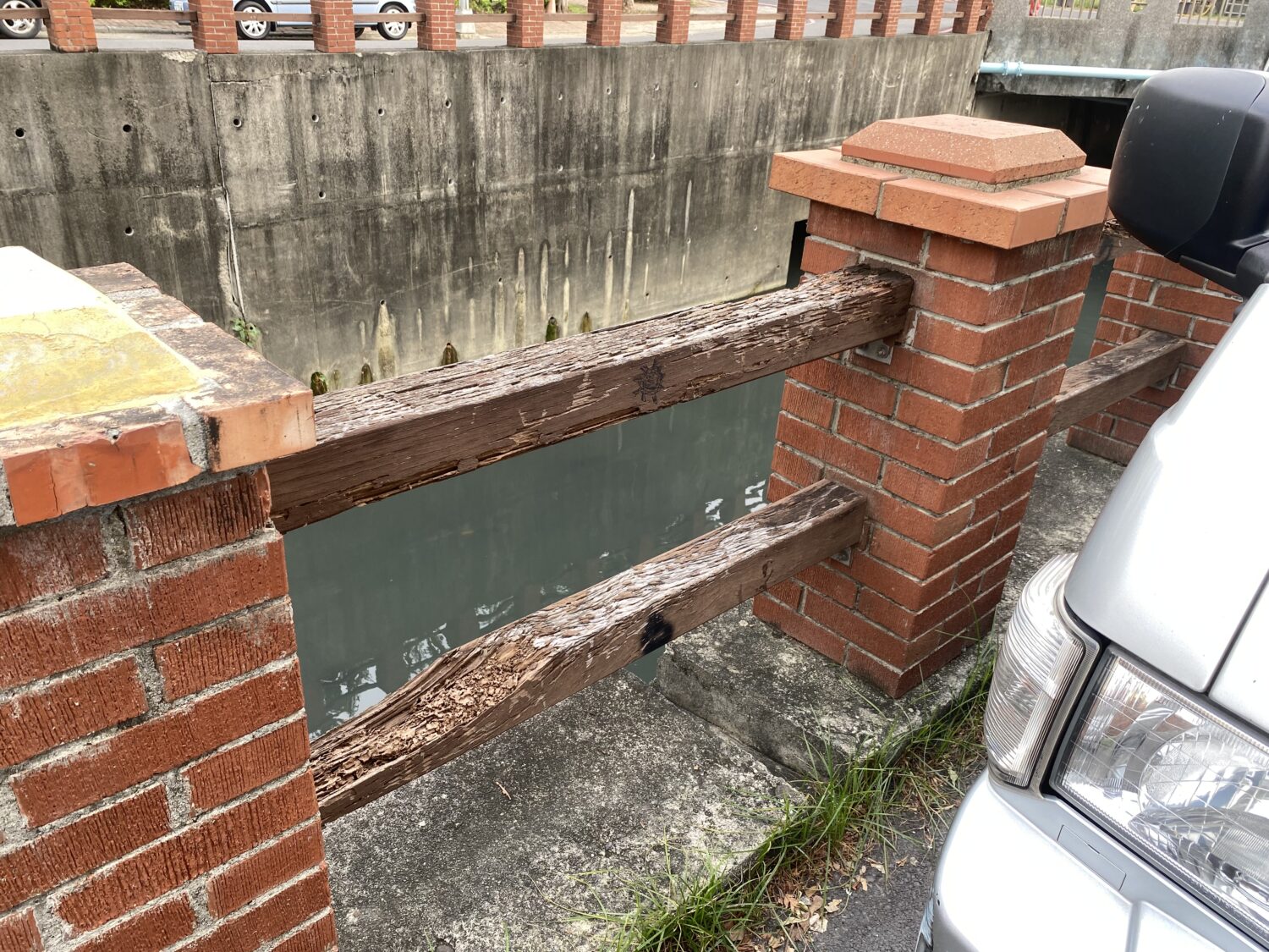 鳳山區山仔頂排水護欄翻新 水利局提升市民安全與美感 鳳山區山仔頂排水護欄翻新 水利局提升市民安全與美感