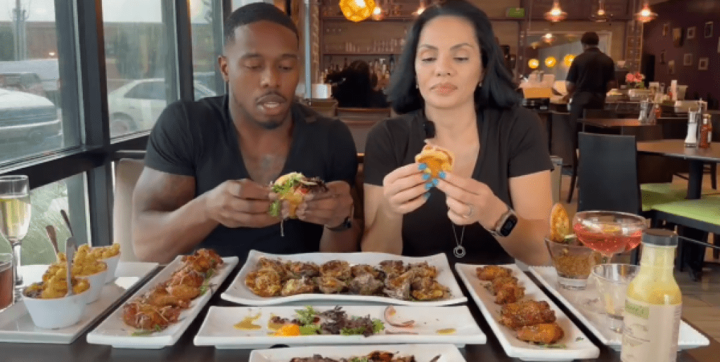 影／美網紅拍用餐影片遇事故！車撞破玻璃衝進餐廳　2人嚇傻跳開影片曝光