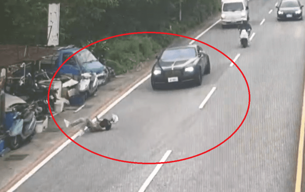【有片】龜山勞斯萊斯突偏移撞飛騎士 網：是在開什麼？