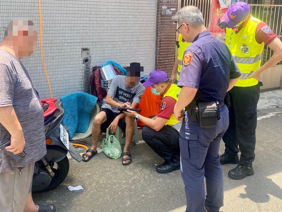 熱過頭！男外出疑熱衰竭倒路旁 龍潭警暖心載返家