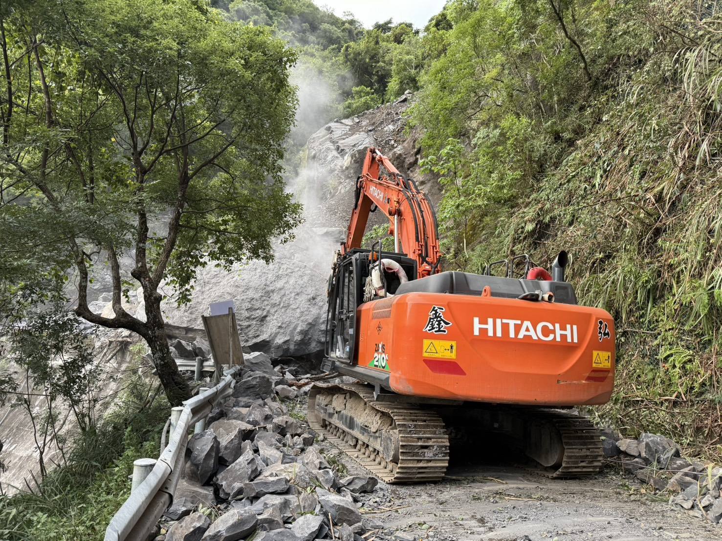 台7桃園復興榮華橋段凌晨落石坍方 後山三里停班課1天