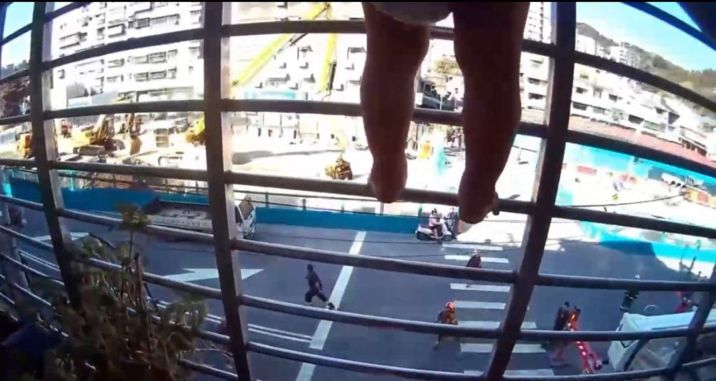 好奇寶寶！兩名包尿布娃爬上鐵窗向外張望10分鐘　警消人員抱下二寶媽嚇到