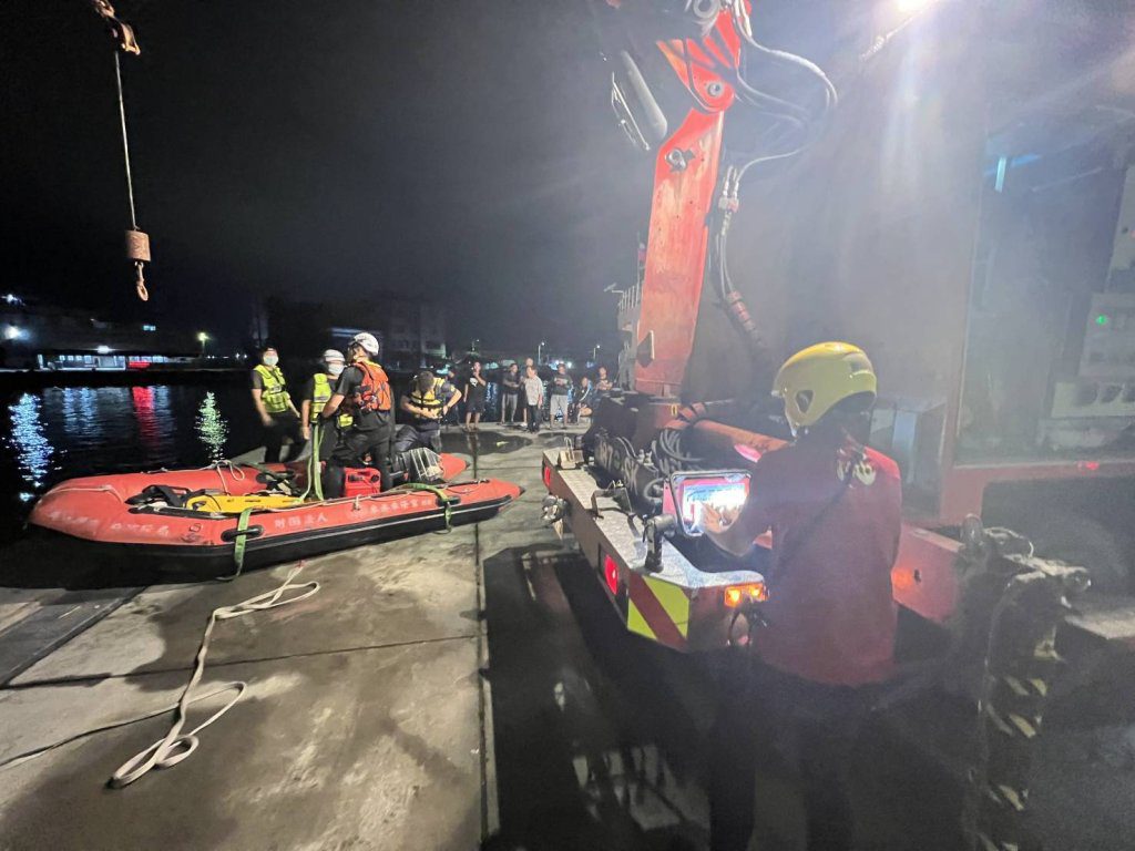 屏東東港男騎士連人帶車墜海　警消啟動海空全面搜救