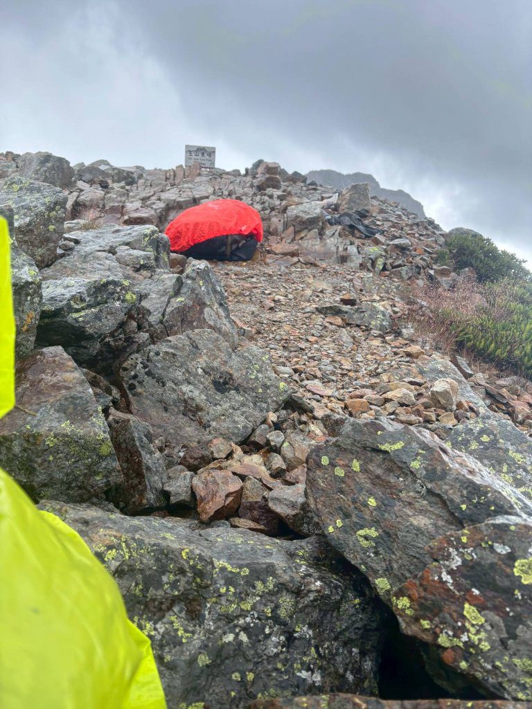 登玉山東峰遭雷擊頭部傷口深可見骨！　消防隊員漏夜緊急救援