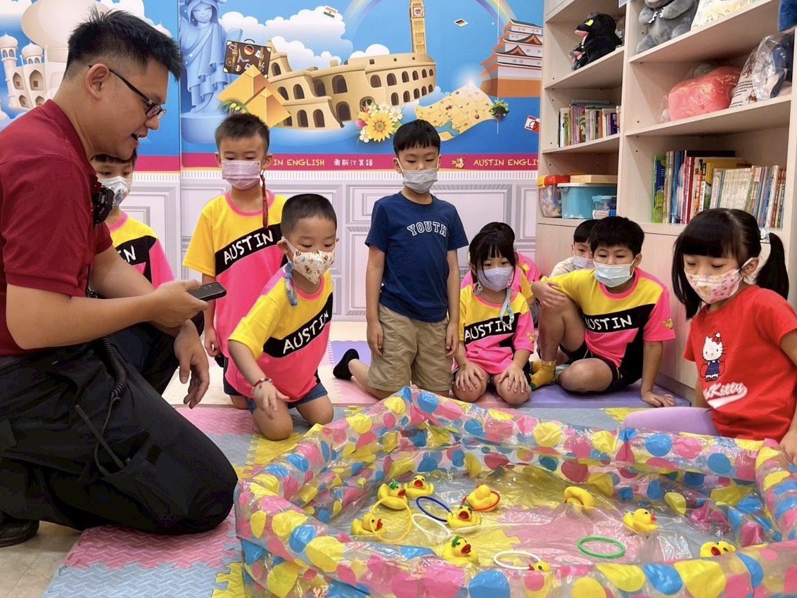 桃消三民分隊攜手美語補習班 雙語化宣導加強兒童防溺意識