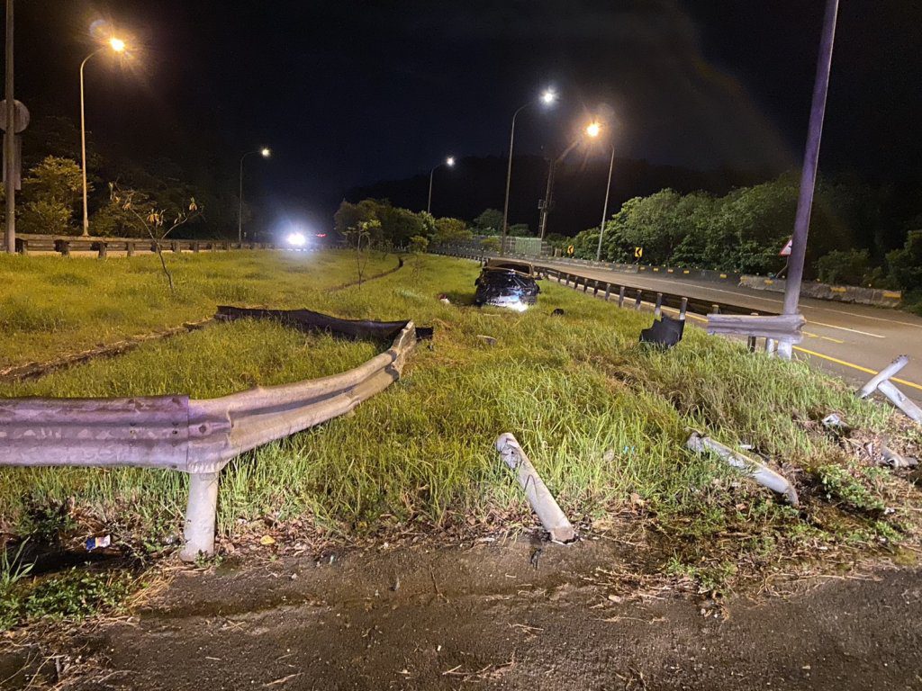 瑞芳台62線小客車自撞　衝破護欄直闖分隔島綠地