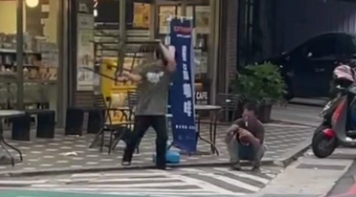 【有片】桃園驚傳街頭暴力！男超商外拿椅砸人 警方說話了