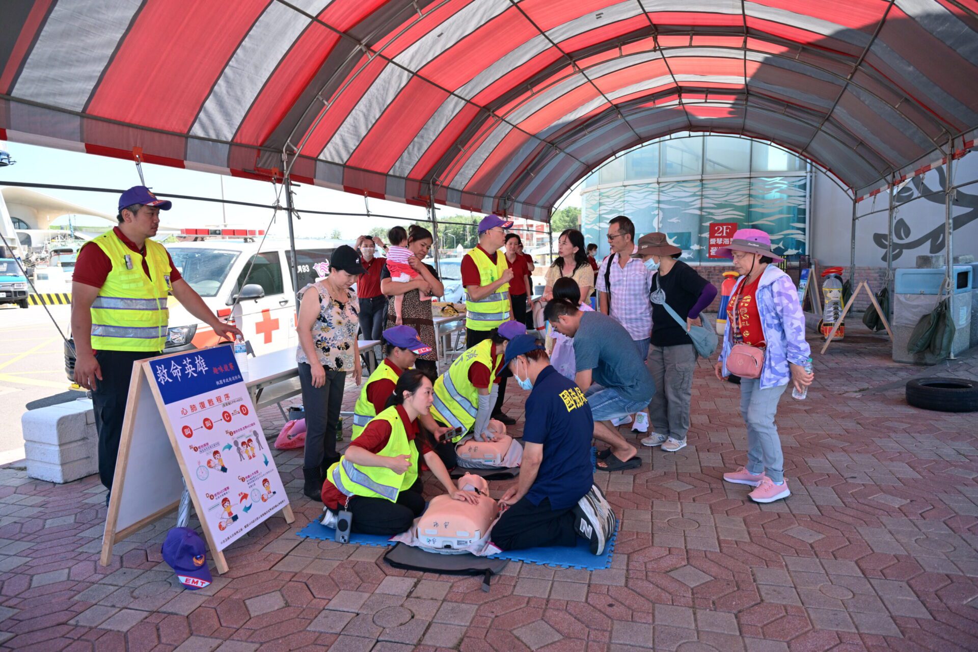 夏天玩水旺季 桃消第二大隊水域救援演練、防溺宣導永安漁港登場
