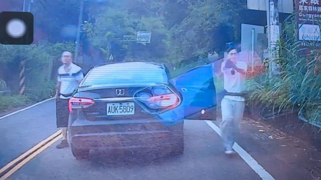 影／被警誤認山老鼠！一家五口出遊被攔車「拔槍拿甩棍嚇壞孩童」　父母怒：全被執法過當嚇到