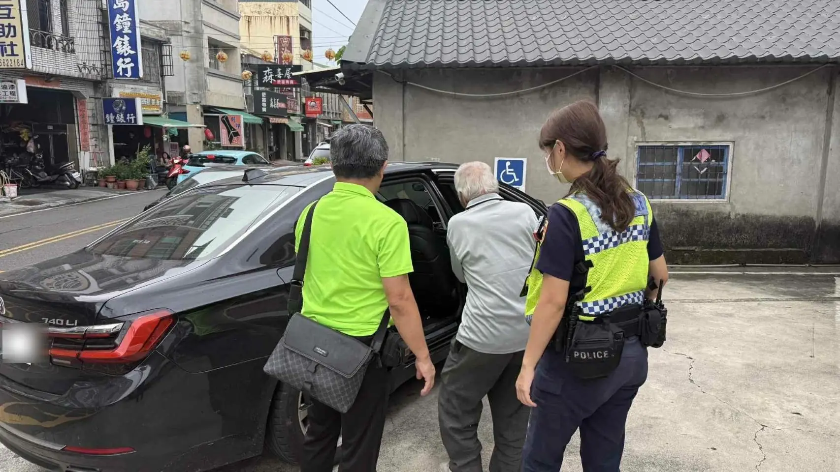 彰化九旬翁思妹心切獨騎百里迷途 虎警暖心助返家